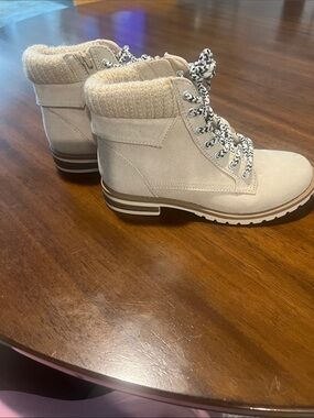 Girl’s Lace-Up Ankle Boots in Cream with Knit Collar - Size 1
